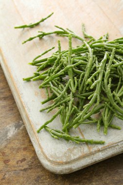 taze marsh samphire hazırlanıyor