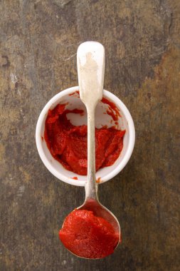 tabak içinde püre salça