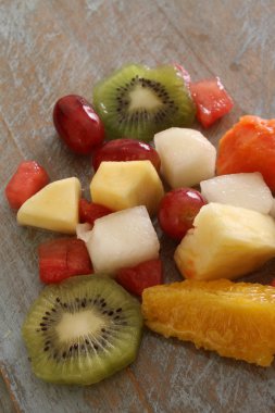 Sağlıklı meyve salatası hazırlama