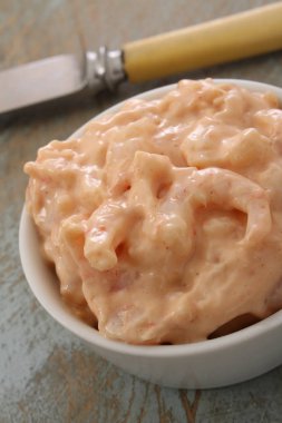 tabak içinde dolum karides sandviç