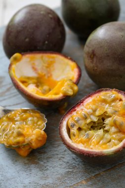 Olgun tutku meyve hazırlanıyor