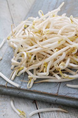 kesme tahtası üzerinde taze fasulye filizi 