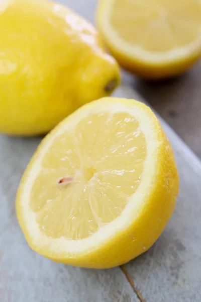 Приготовление Свежих Спелых Лимонов — стоковое фото