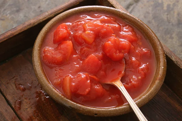 皿にトマトをみじん切り Timnned — ストック写真