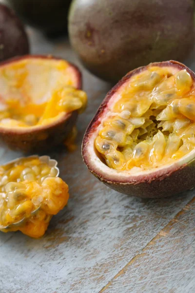 Preparing Fresh Passion Fruit — Stock Photo, Image