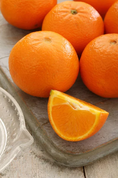 Подготовка Свежих Апельсинов — стоковое фото