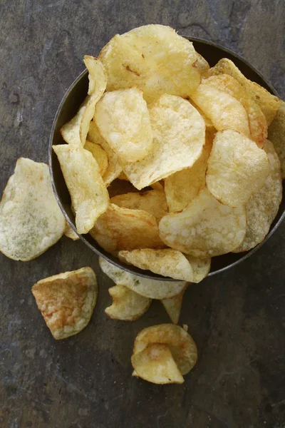 皿にカリカリのポテトチップします — ストック写真