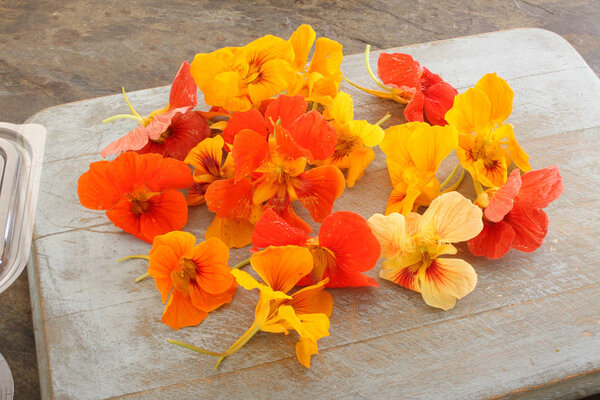 свежие листья салата
