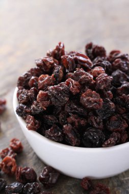 tabak içinde kuru kuru üzüm