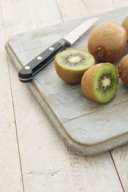 taze kivi hazırlanıyor