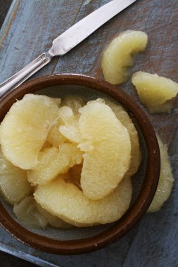 Olgun taze greyfurt hazırlanıyor