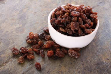 tabak içinde kuru kuru üzüm