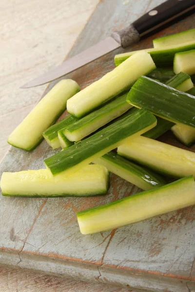 Förbereda Zucchini Batonger Med Kniv — Stockfoto