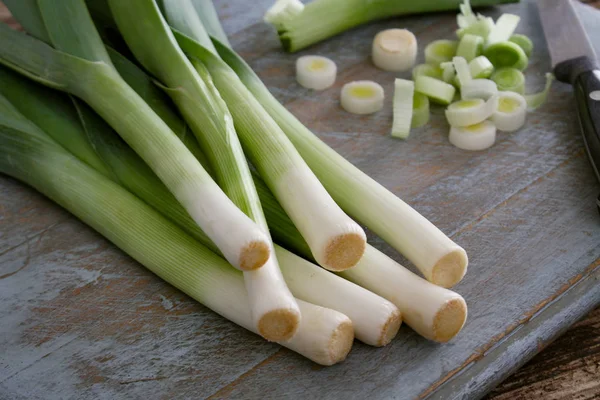 Preparação Alho Porro Fresco Sobre Mesa — Fotografia de Stock