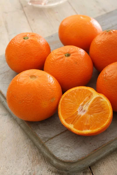 Приготовление Свежих Апельсинов Столе — стоковое фото