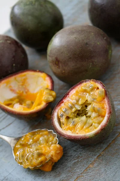 Preparing Fresh Passion Fruit — Stock Photo, Image