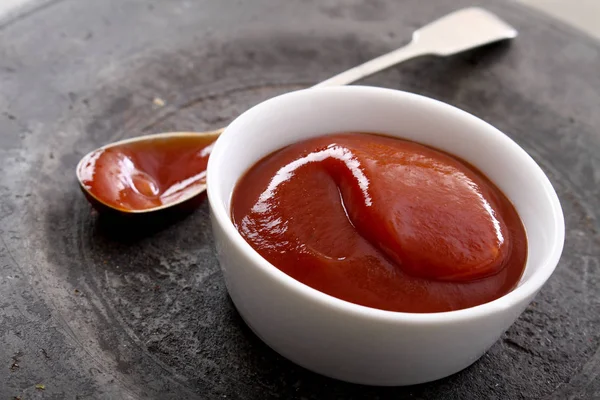 Ketchup Aux Tomates Fraîches Dans Plat — Photo