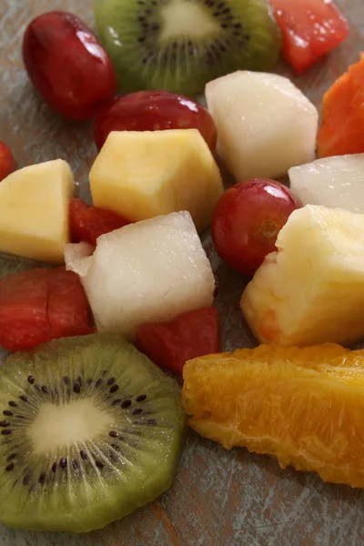 Preparing Healthy Fruit Salad — Stock Photo, Image