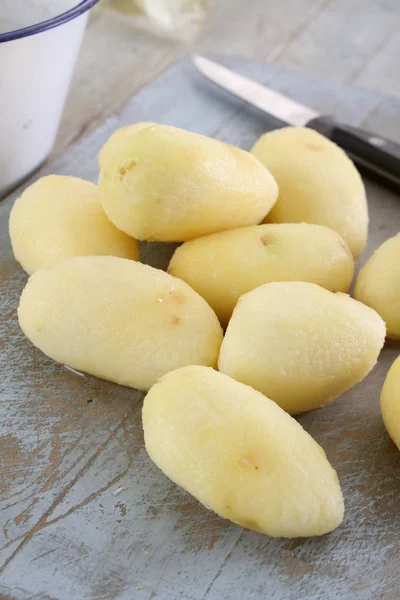 Приготовление Свежей Сырой Картошки — стоковое фото