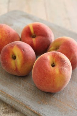 taze olgun şeftali hazırlanıyor