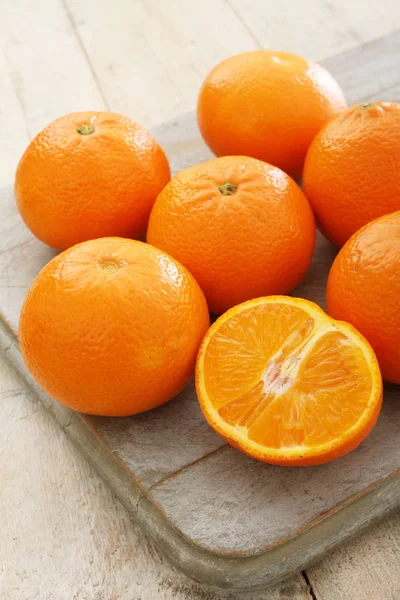 Приготовление Свежих Апельсинов Столе — стоковое фото
