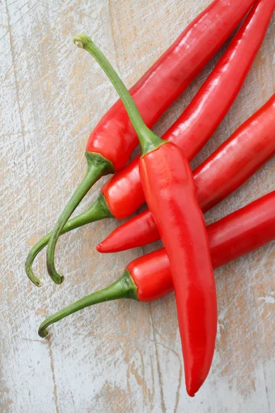 Preparing Fresh Ripe Chilies — Stock Photo, Image