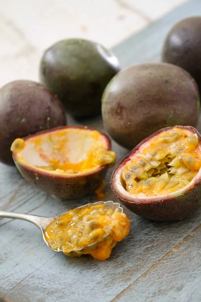 Preparing Fresh Passion Fruit — Stock Photo, Image