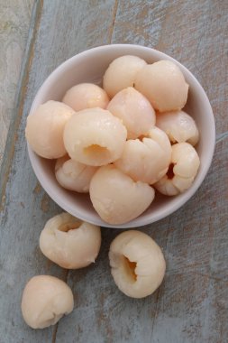 taze soyulmuş lychees kalaylı