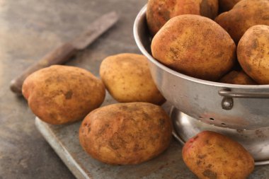 taze büyük patates hazırlama