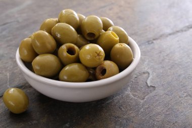 tabak taze olgun yeşil zeytin