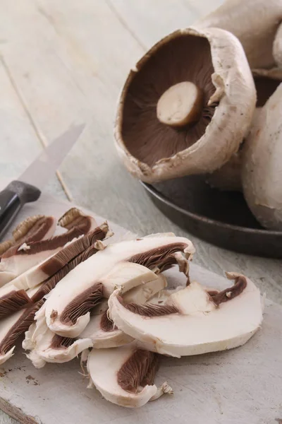 Frische Ungekochte Pilze Auf Dem Tisch — Stockfoto