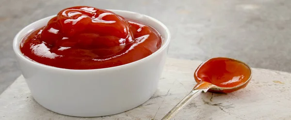 Ketchup Aux Tomates Fraîches Dans Plat — Photo