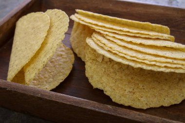 Taco kabukları boş hazırlanıyor