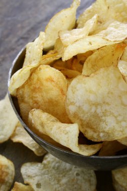 tabak içinde gevrek patates cips