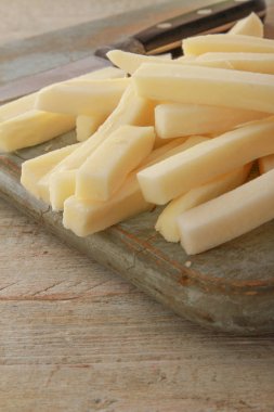 taze Yaban havucu batons hazırlanıyor