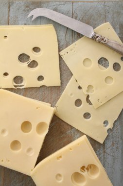 Emmental peyniri porsiyon dilimlenmiş