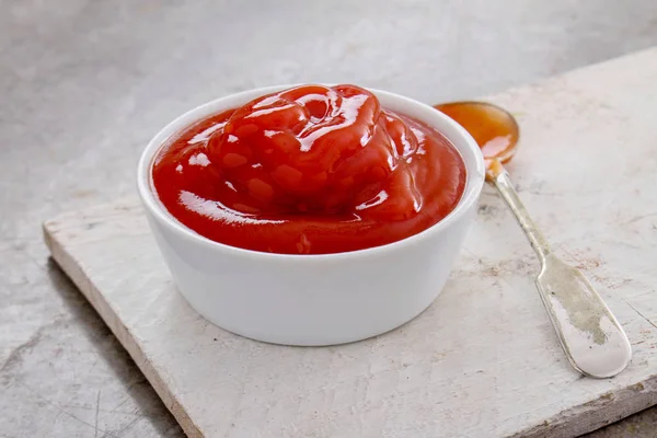 Ketchup Aux Tomates Fraîches Dans Plat — Photo