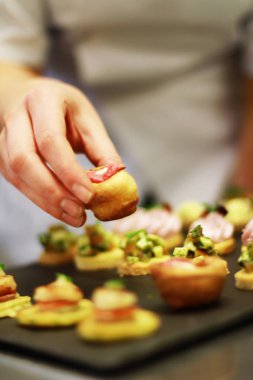 Şef hazırlanıyor kanepe tabağı