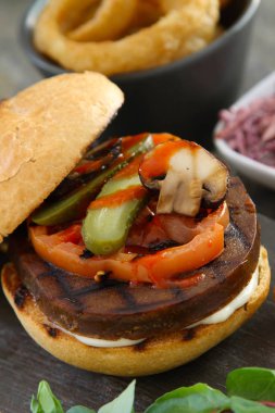hazırlanan vegan seitan hamburger yemek