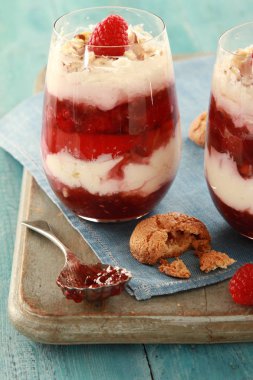 Ahududu meyve tatlısı tatlı