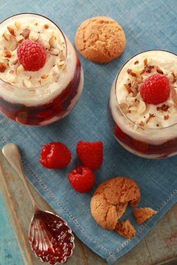 Ahududu meyve tatlısı tatlı