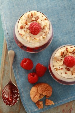 Ahududu meyve tatlısı tatlı