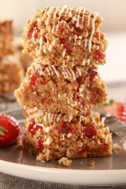 çilek reçeli ile ev pişmiş yulaf traybakes