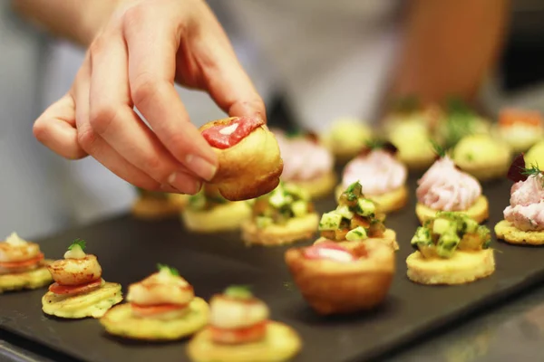 Szef Kuchni Przygotowuje Canape Talerz — Zdjęcie stockowe