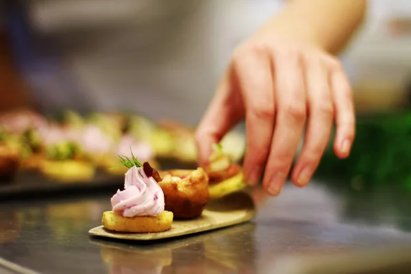 Chef Kok Voorbereiden Canapé Schotel — Stockfoto