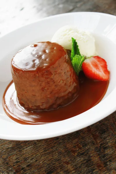 Plated Steamed Toffee Sponge Dessert — Stock Photo, Image