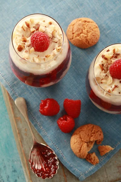 Ahududu meyve tatlısı tatlı