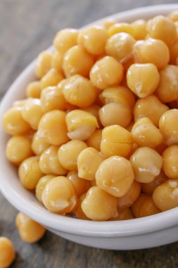 Beyaz tabak içinde süzülmüş konserve nohut