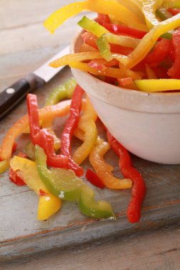masanın üzerine taze biber hazırlanıyor