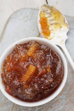 Beyaz tabak içinde portakal marmelat